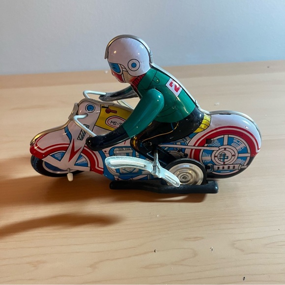 1970s CLOCKWORK TIN WINDUP CIRCLING MS-702 TOY MOTORCYCLE, CHINA 602, VINTAGE - Picture 7 of 10